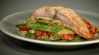 Oosterse roerbakgroenten met zalm  recept [upl. by Nebuer179]