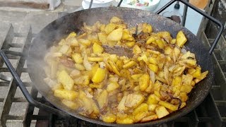 Bratkartoffeln mit Zwiebeln in der Eisenpfanne eisernen Pfanne auf Feuer geräuchert [upl. by Orvil]