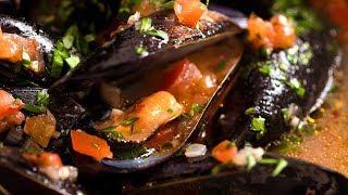 How to Cook Mussels  Steamed Mussels with Garlic White Wine Sauce [upl. by Mcgean]