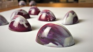 GLÄNZENDE PRALINEN ✨ How to make shiny Chocolate Bon Bon [upl. by Joyan]