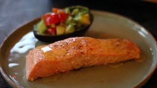 Warm gerookte zalm met avocado salsa [upl. by Ehcropal]