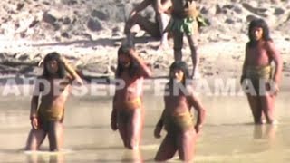 Lost Peruvian tribe make first contact [upl. by Adrahs]